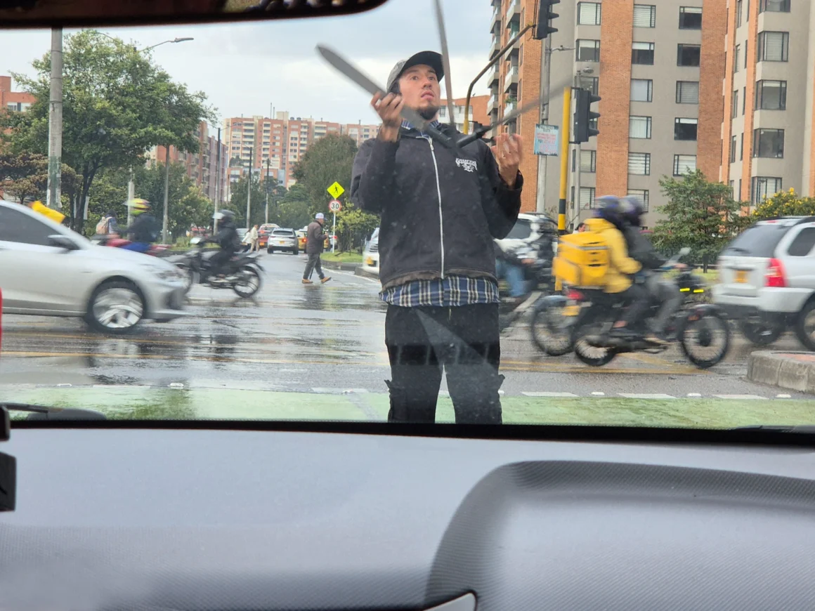 보행자 건너는 길에서 칼 돌리기